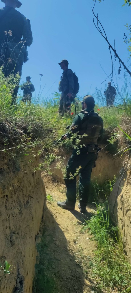 Účastník v ghillie obleku s maskovaním na tvári
