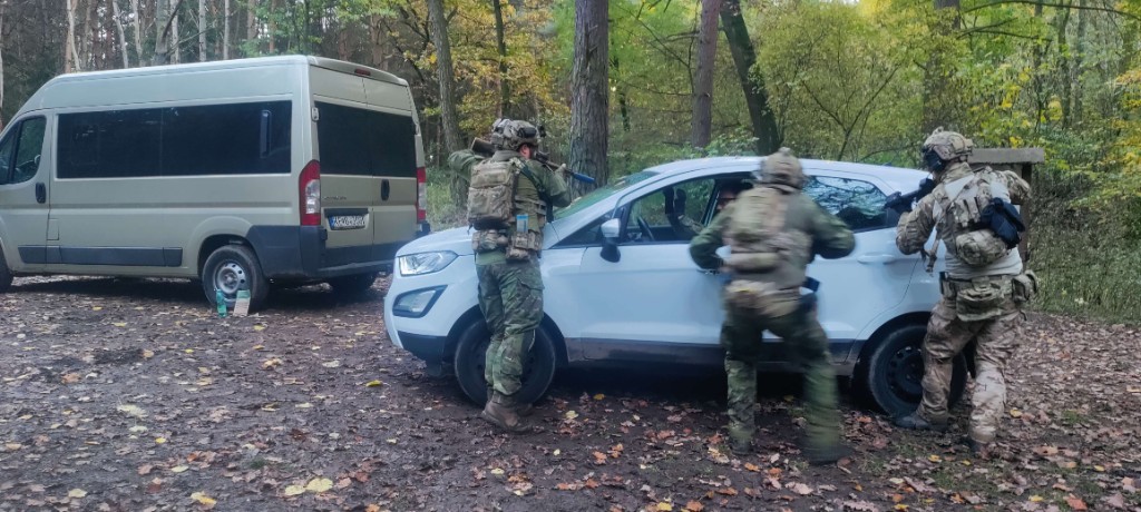 Skupina v ghillie a taktickom výstroji na lesnej ceste