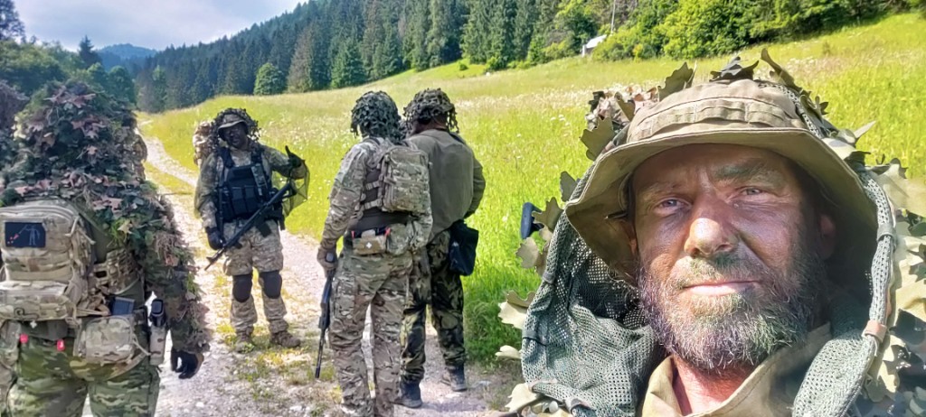 Taktická skupina v pohybe cez dym na cvičení