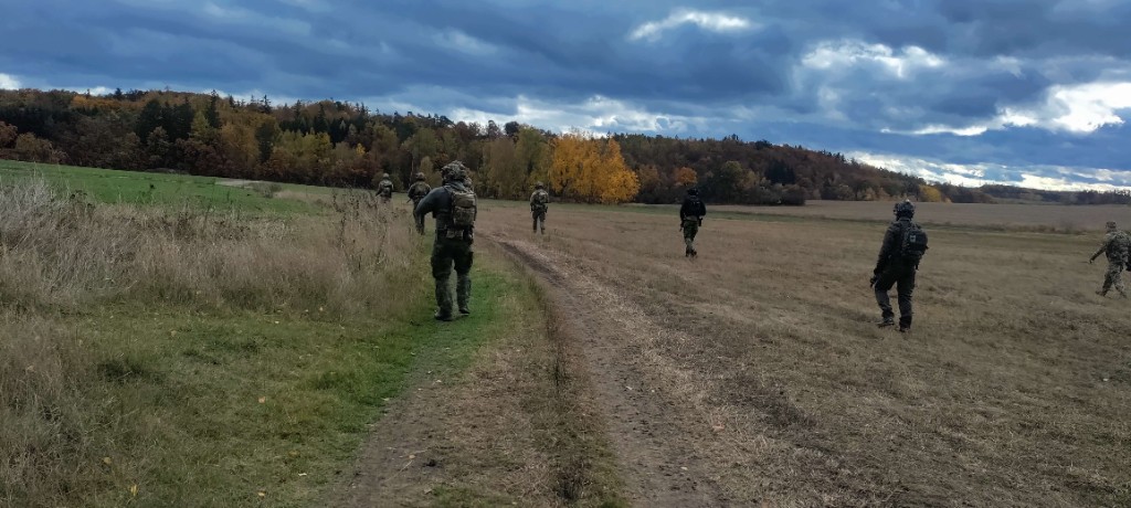 Taktická skupina v poli s výstrojou a zbraňami