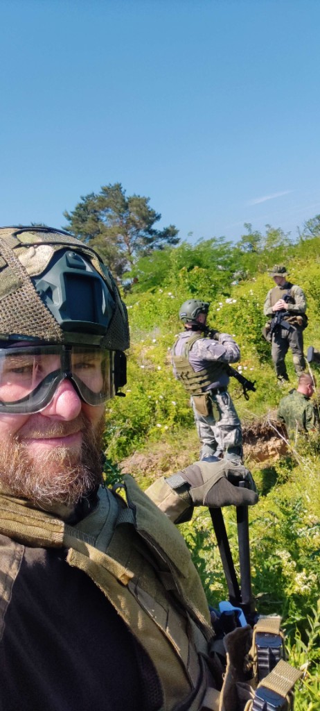 Taktická skupina pri vozidle počas CQB cvičenia na streľbe