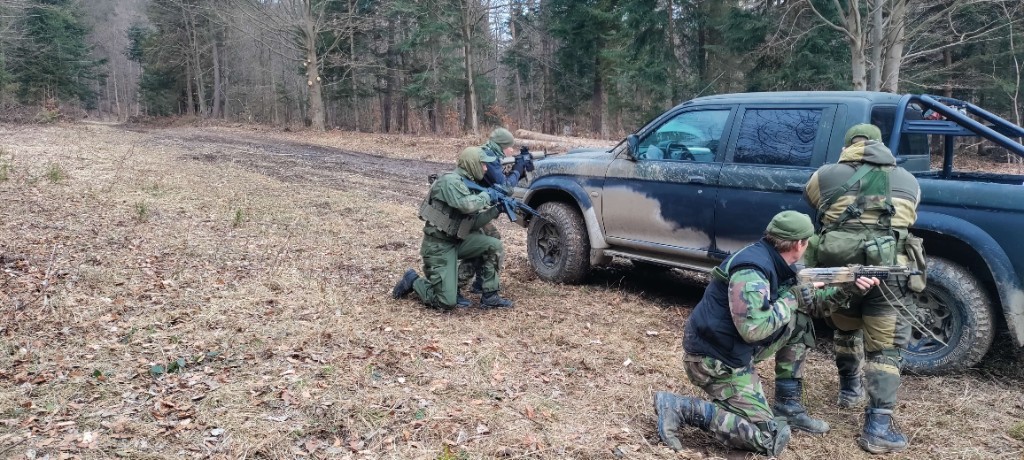Taktická skupina okolo pickupu na lesnej ceste