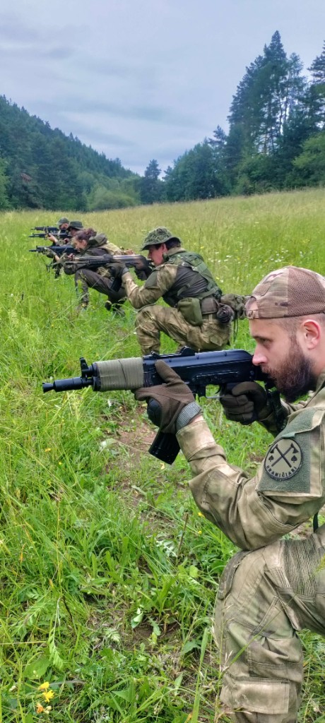 Taktická skupina pri vstupe do budovy počas CQB tréningu