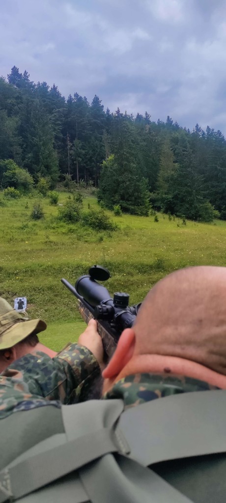 Taktická skupina v zimnom maskovaní pri vstupe do budovy